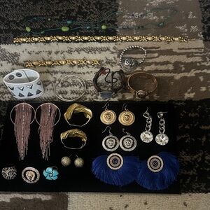 Lot of 17 women fashion jewelry